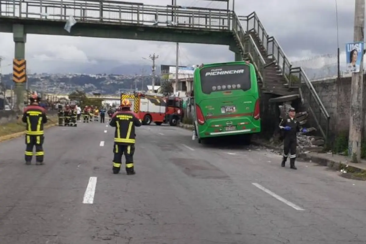 Un bus de transporte interparroquial se estrelló contra las gradas de concreto de un puente peatonal en el norte de Quito.