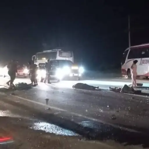 Choque entre un camión militar y un bus en la vía Guayaquil-Santa Elena deja dos muertos y 41 heridos