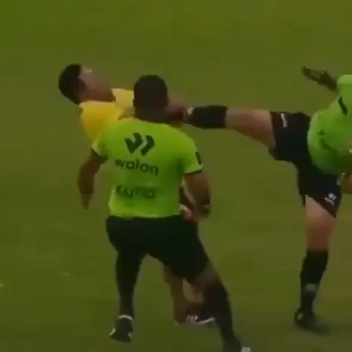 Escándalo en la Copa Perú: Árbitro agrede con una patada a un entrenador