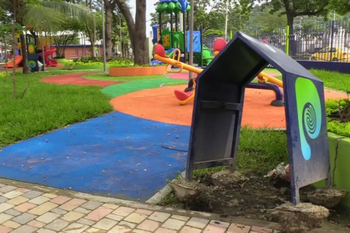 Roban tachos de basura en el recién regenerado parque Cayambe.