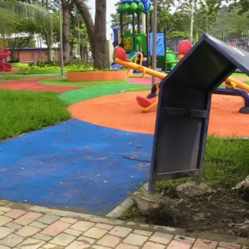 Roban tachos de basura en el recién regenerado parque Cayambe, en Portoviejo