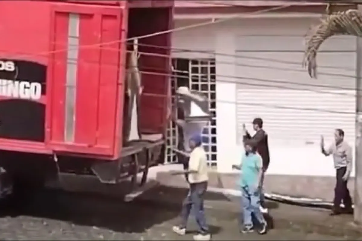 Denuncian uso de vehículo de Bomberos en Santo Domingo para transportar figuras de Noboa