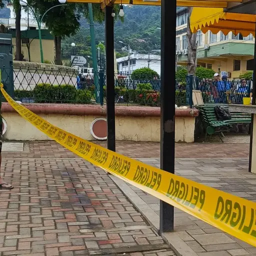 Hallan una cabeza humana dentro de una mochila abandonada en el parque Central de Santa Ana, en Manabí