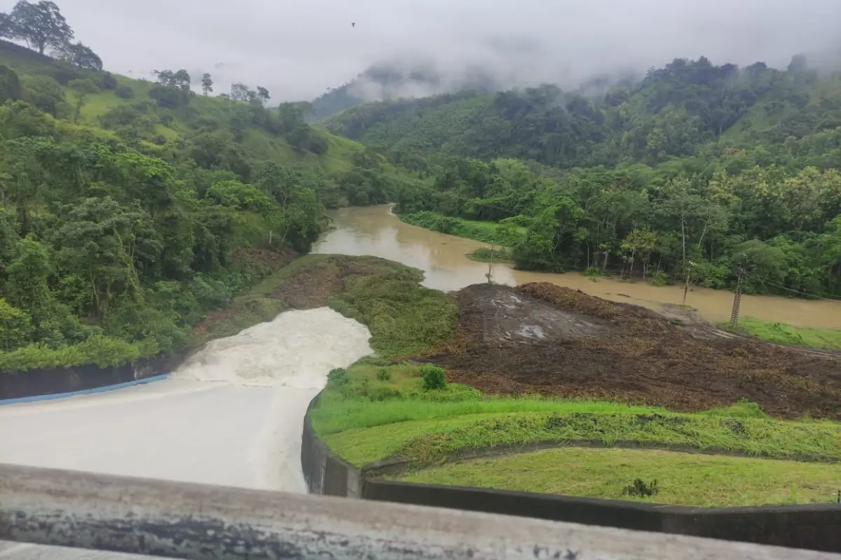 Aumento del caudal del río Grande provoca inundaciones en la parroquia Ayacucho