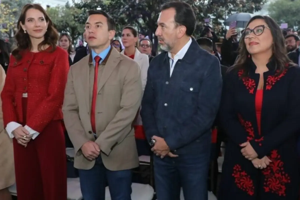 Pabel Muñoz (der), alcalde de Quito, felicitó al presidente reelecto Daniel Noboa por su victoria en las elecciones del domingo 13 de abril