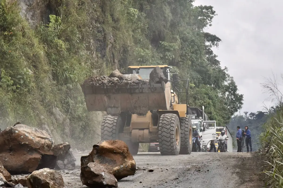 Maquinaria de la Prefectura trabaja para mantener expedita la vía Alóag-Santo Domingo tras la caída de rocas en el kilómetro 83.