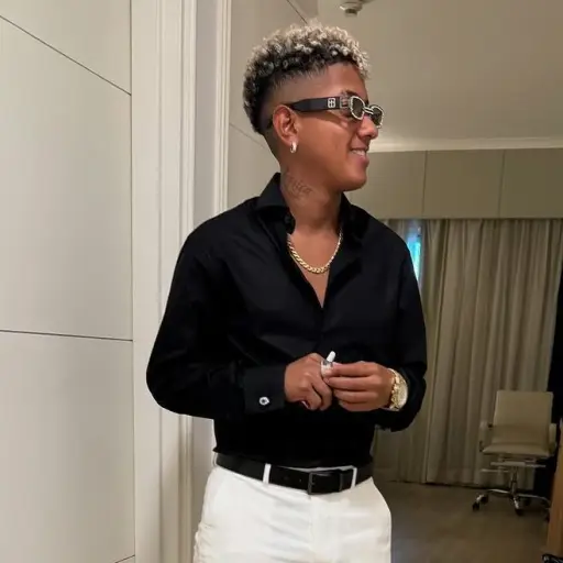 Jombriel redefine su imagen con un estilo “calle pero elegante” para su nuevo sencillo