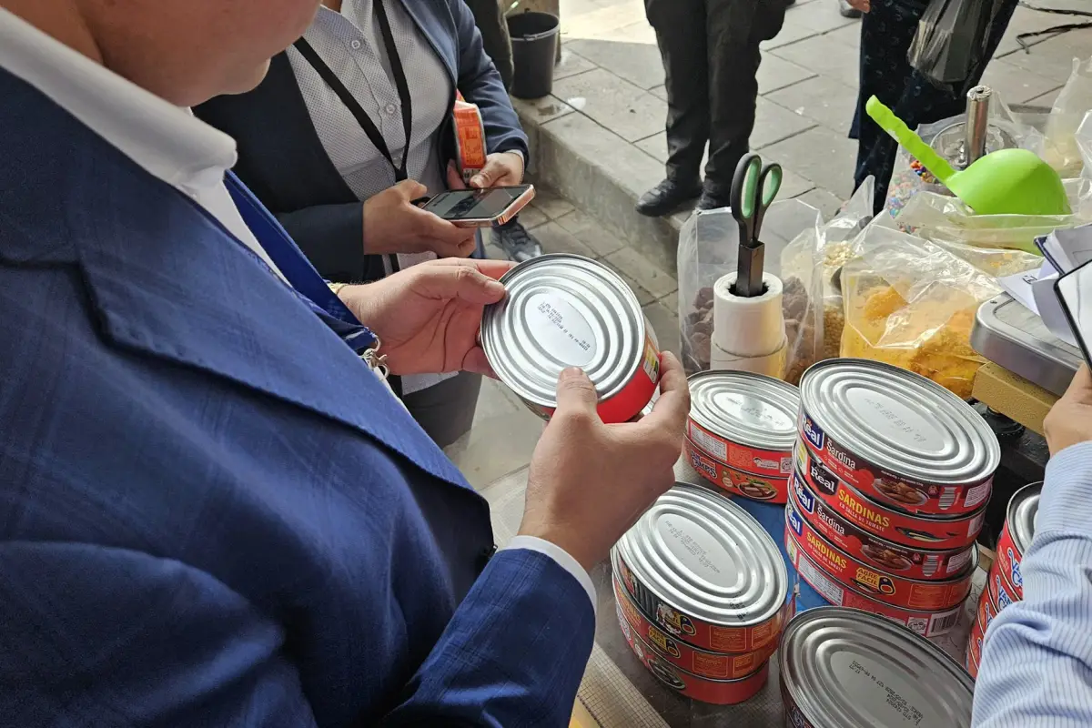 Cientos de sardinas falsificadas retiradas de tiendas en medio del operativo