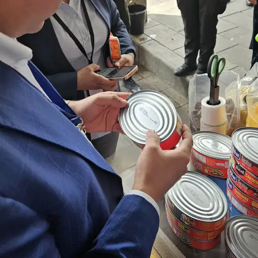 Arcsa decomisa latas de sardinas falsificadas en operativo en Guayaquil