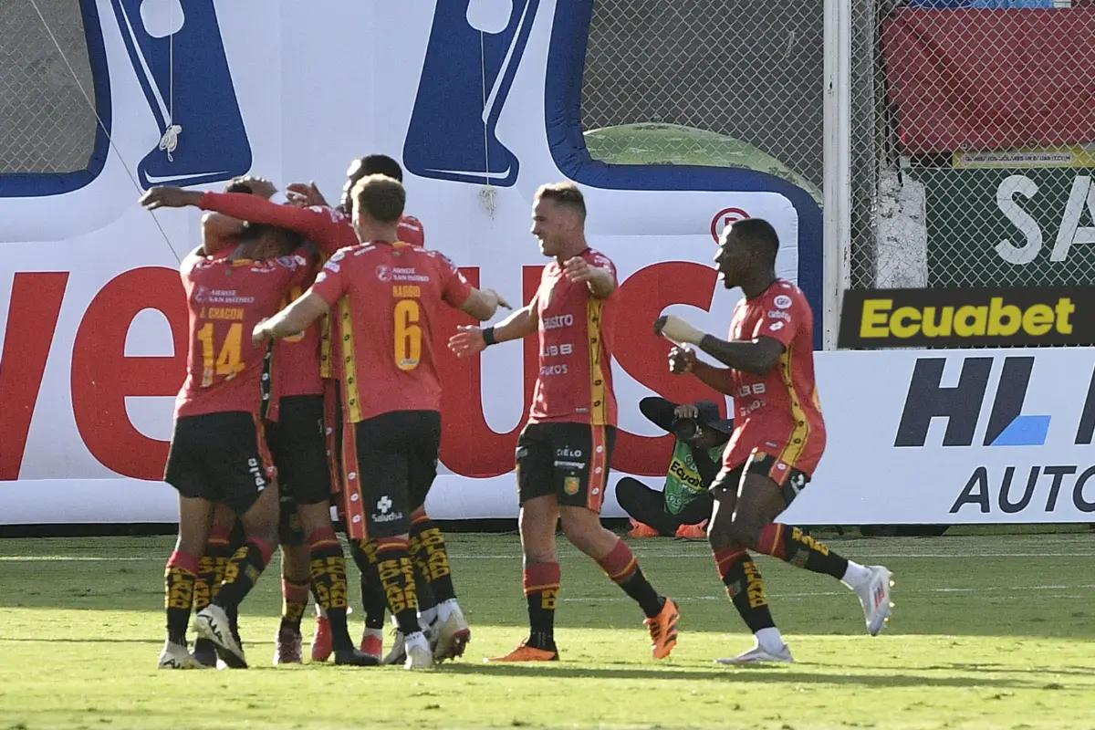 Jugadores del Deportivo Cuenca celebran la victoria conseguida en el estadio Bellavista de Ambato.
