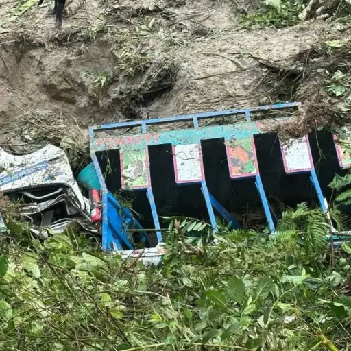 Ranchera queda sepultada por derrumbe en Zamora Chinchipe; tres personas murieron