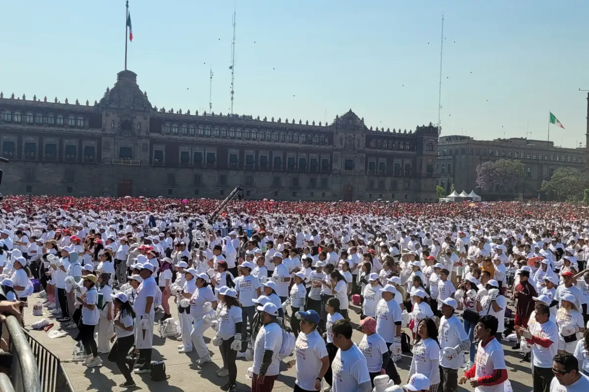 México organiza clase masiva de boxeo en el Zócalo para combatir violencia y adicciones entre los jóvenes.