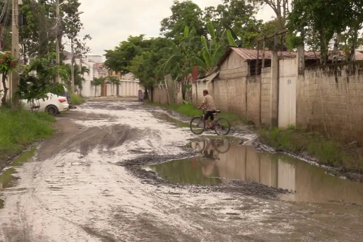 Baches y lodo afectan vías en sector El Negrital