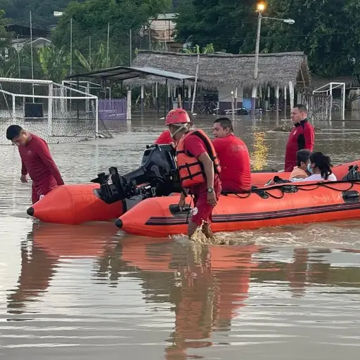 Bomberos de Portoviejo rescatan a un bebé en medio de una inundación