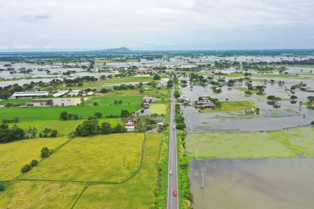 En puntos estratégicos se controla el desfogue de agua del embalse Daule-Peripa Desde Palestina y Santa Lucía para evitar inundaciones.