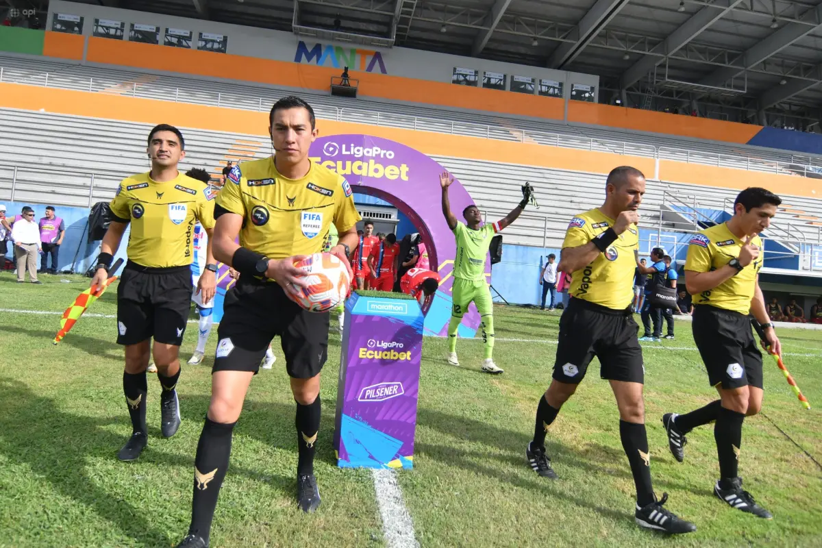 Árbitros de Liga Pro.
