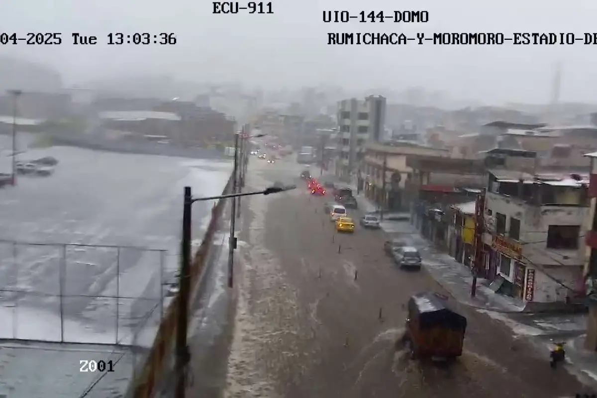 Desbordamientos-y-caos-en-el-sur-de-Quito-por-intensa-granizada