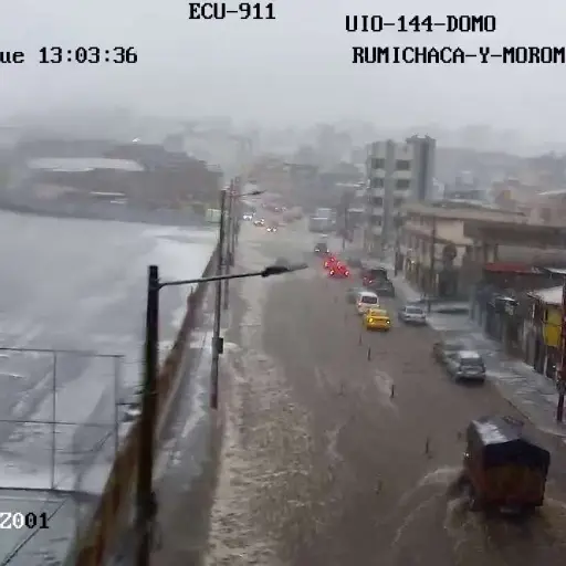 Desbordamiento de río y quebrada al sur de Quito causa emergencia en Turubamba y Guajaló