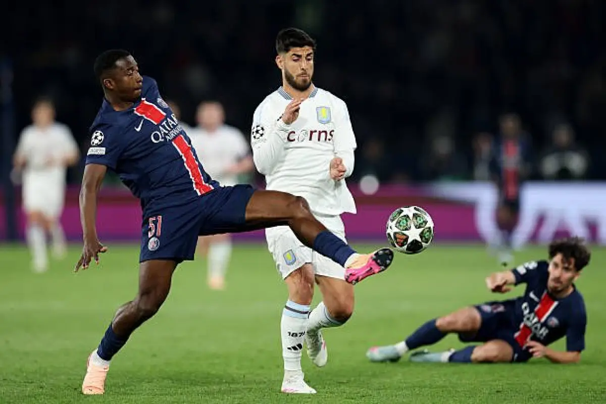 Willian Pacho fue titular en duelo del PSG ante Aston Villa