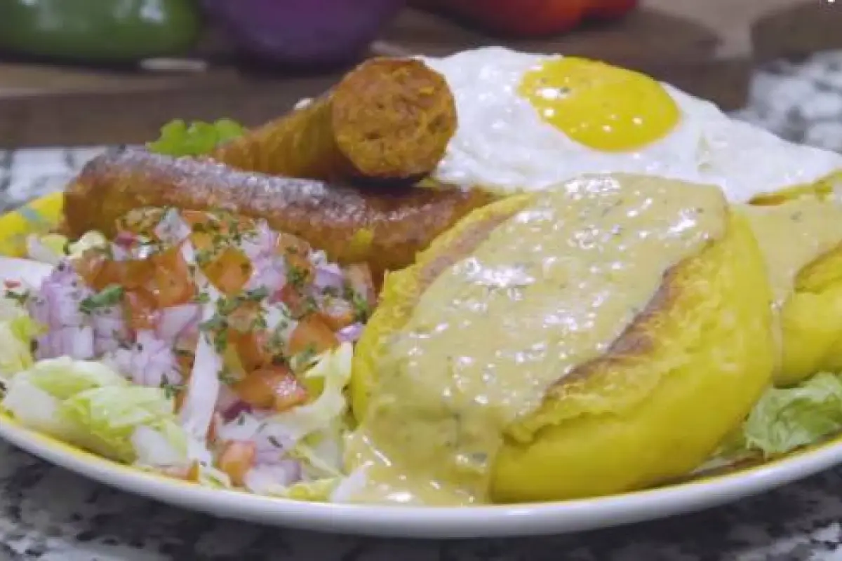 Ecuador celebra el llapingacho en el ranking de comida callejera de Taste Atlas