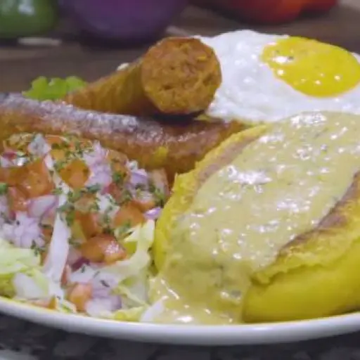 Llapingacho ecuatoriano destacado entre los mejores platos de comida callejera del mundo