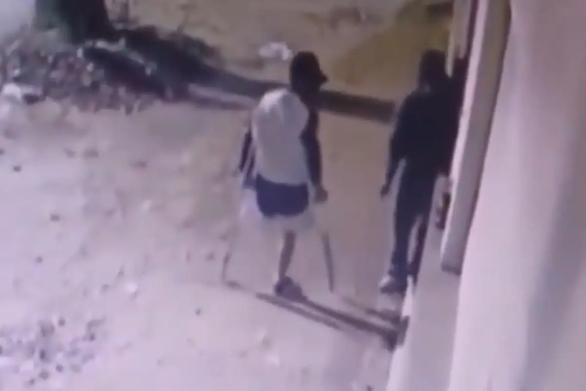 Un presunto ladrón en muletas y con una pierna menos quedó grabado por las cámaras de seguridad de una vivienda