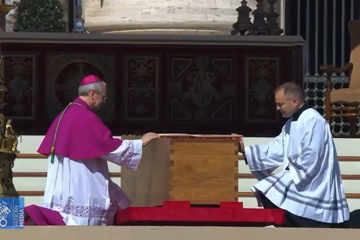 Qué significa el Evangelio sobre el féretro del papa Francisco Este es su propósito