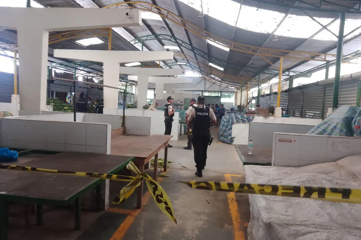 Un muerto y un policía herido en el mercado de Santa Ana