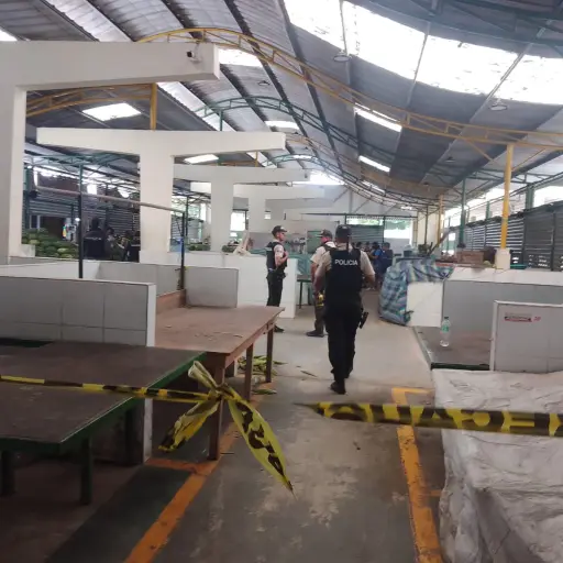 Ataque armado en el mercado de Santa Ana deja un muerto y un policía herido