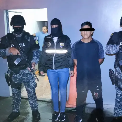 Policía Judicial detiene a un hombre e incauta arma y municiones en allanamiento en Santo Domingo