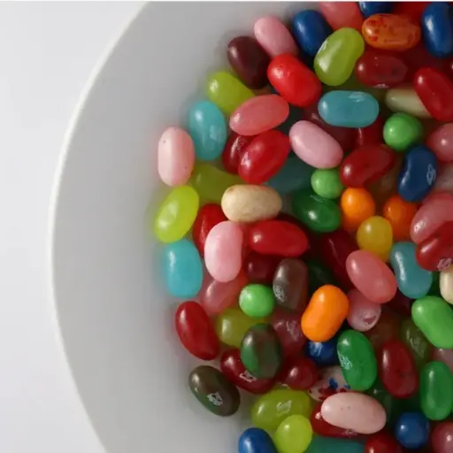 Donald Trump anuncia prohibición de colorantes artificiales en alimentos para el 2026