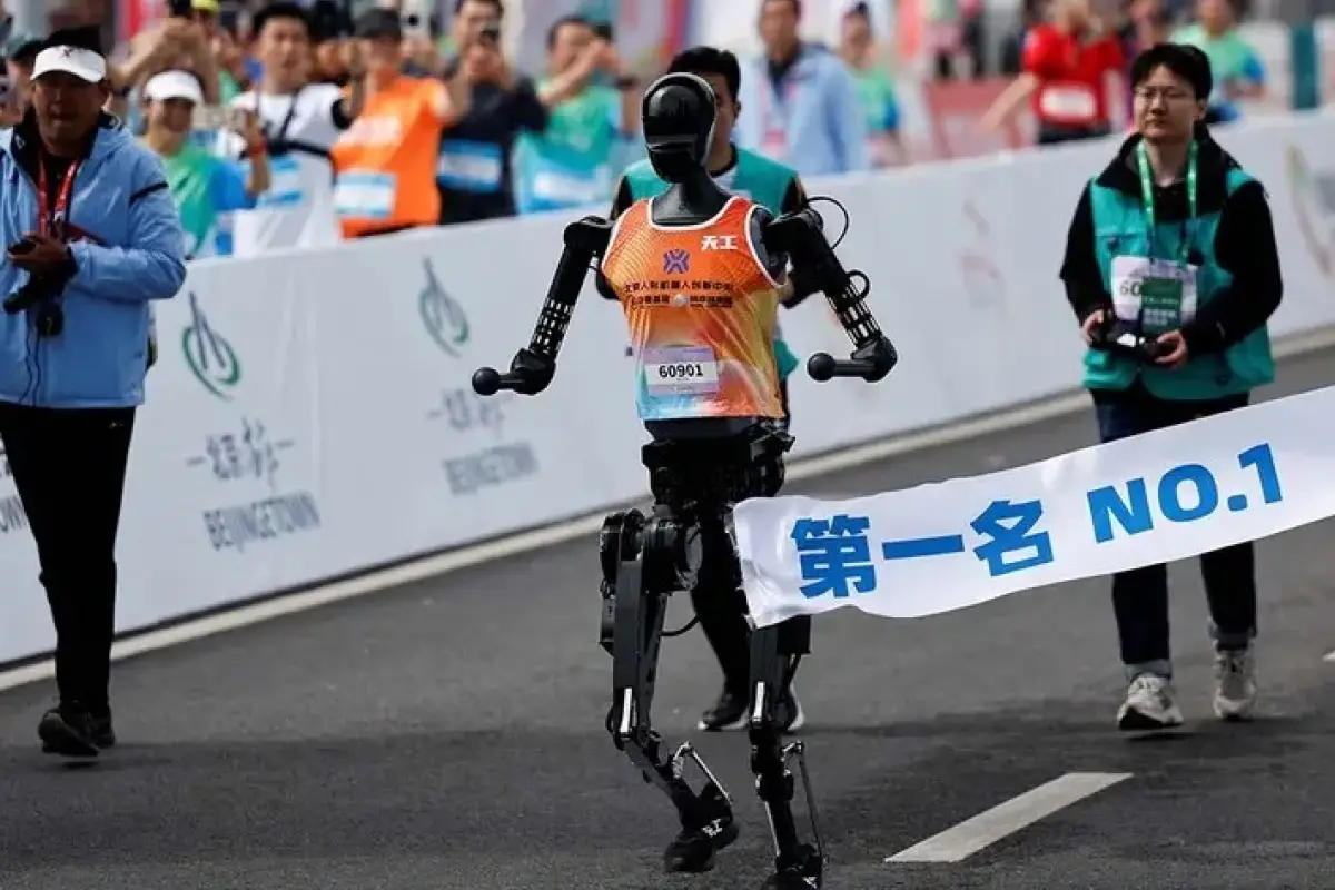 El robot bípedo Tiangong Ultra, desarrollado por la compañía china Humanoid, completó un medio maratón de 21 kilómetros.