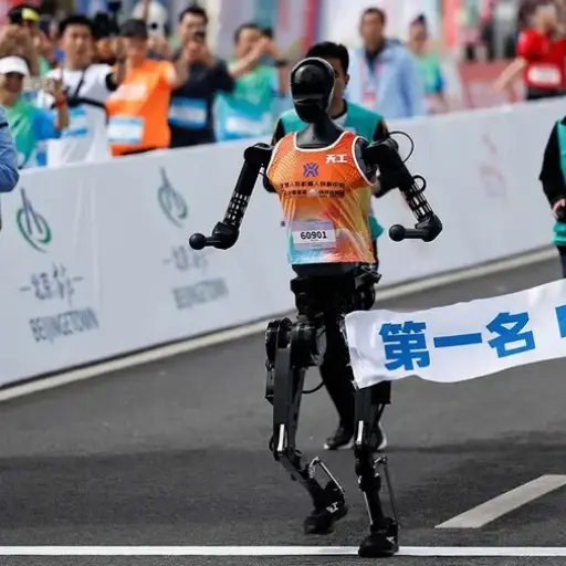 El robot Tiangong Ultra completó un medio maratón de 21 kilómetros en Pekín, China