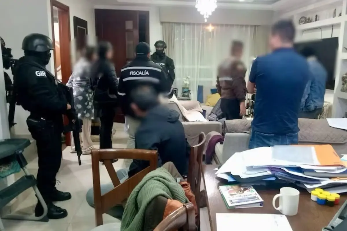 La Fiscalía General del Estado (FGE) vinculó al alcalde de Riobamba, John V., y al exdirector de Planificación, Lenin F.,
