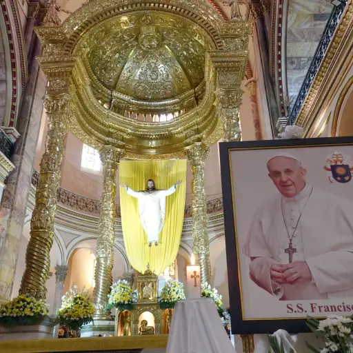 Catedral de Cuenca honra a Papa Francisco con altar y vestiduras artesanales