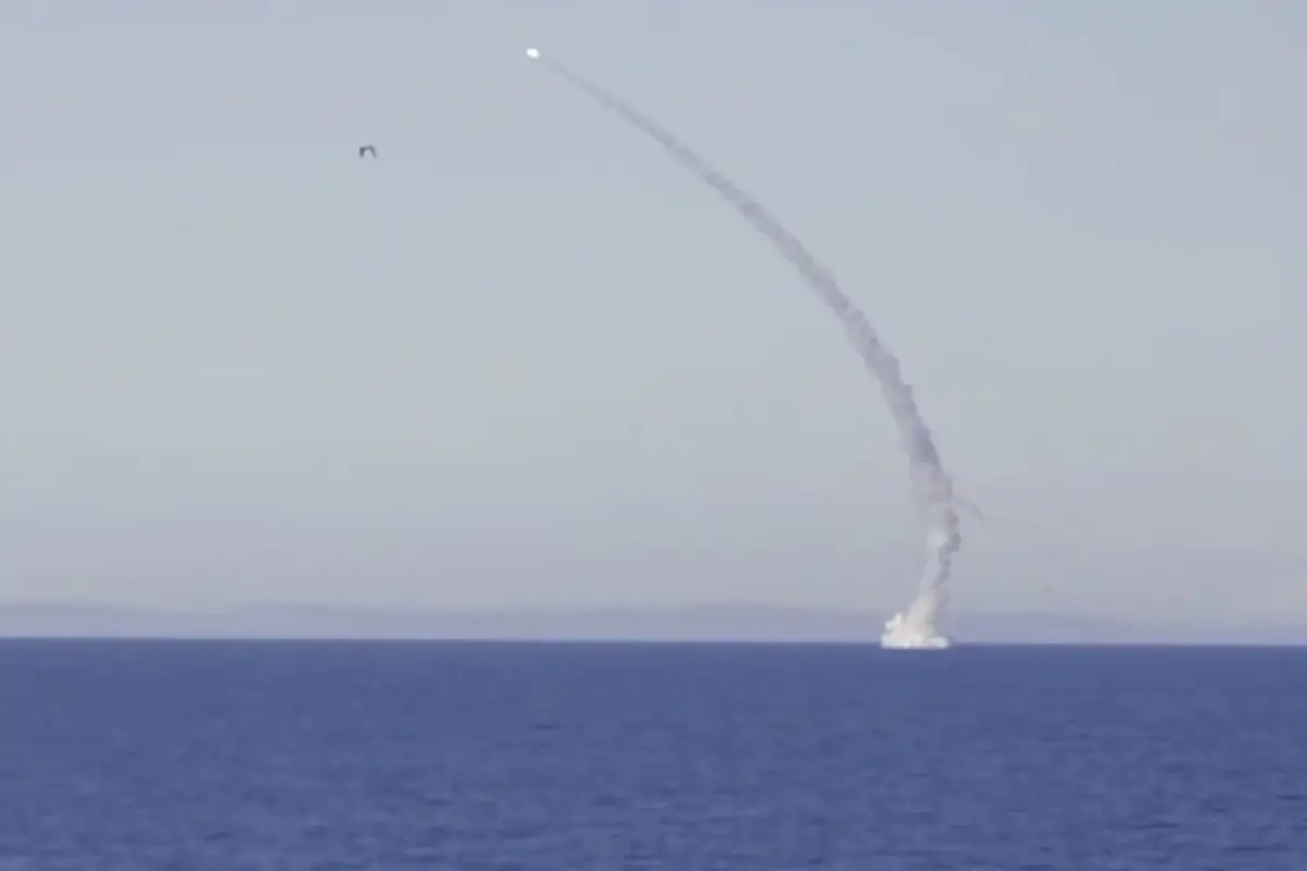 El submarino nuclear ruso Krasnoyarsk lanzó un misil de crucero Kalibr hacia un objetivo costero a más de 1.100 kilómetros.