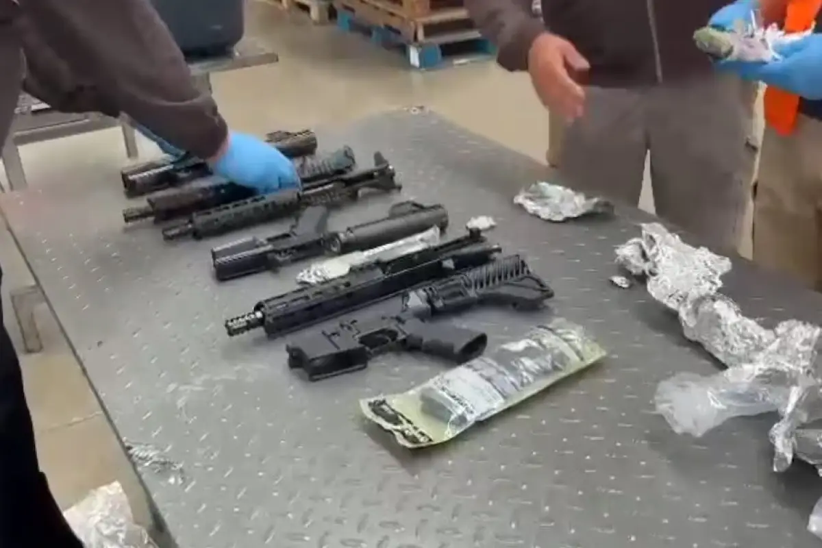Un lote de 16 armas de fuego se descubrió en la zona de carga aérea del aeropuerto internacional de Guayaquil.