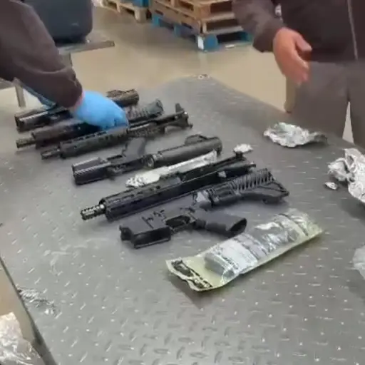 Detectan 16 armas de fuego camufladas en parlantes musicales en el aeropuerto de Guayaquil