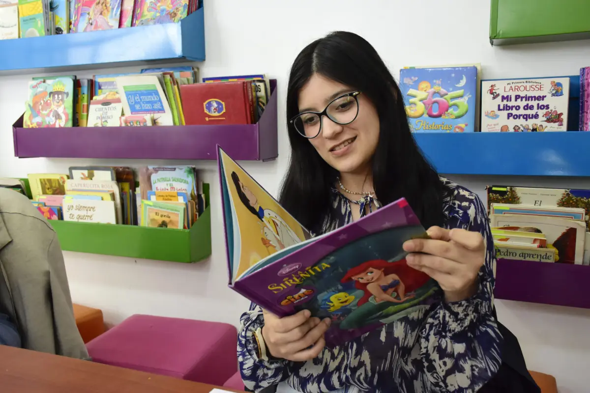 LMM, A Luisa Barrera, le gusta leer los cuentos. Sus preferidos son los de la sirenita.