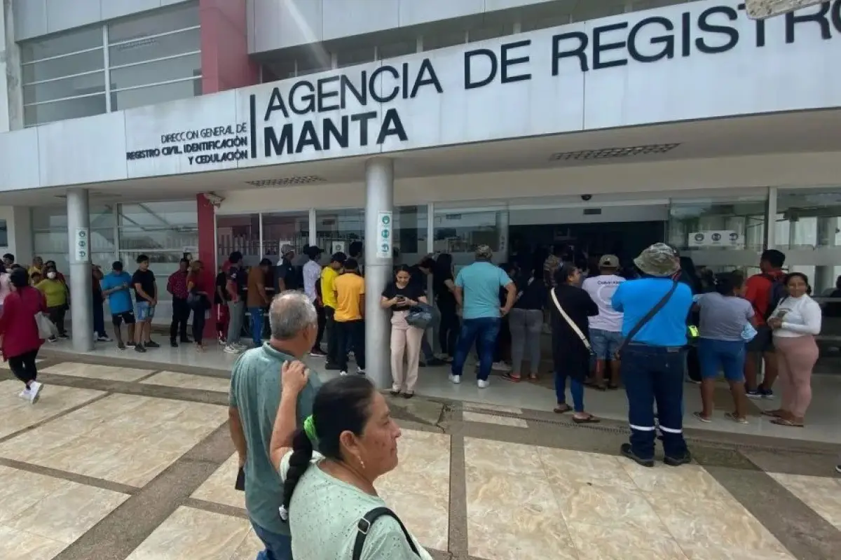 Ottón Rivadeneira, director nacional del Registro Civil,  anunció que el proceso para emitir cédulas se normalizará en una semana.