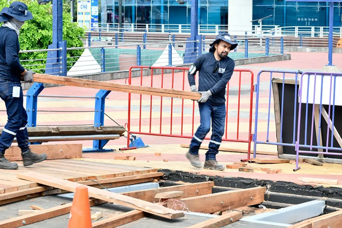 La Fundación Malecón 2000 de Guayaquil realiza trabajos de mantenimiento en todo el recorrido del lugar.
