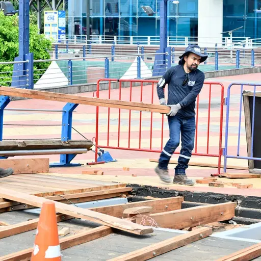 Fundación Malecón 2000 de Guayaquil realiza mantenimiento total para mejorar espacios públicos