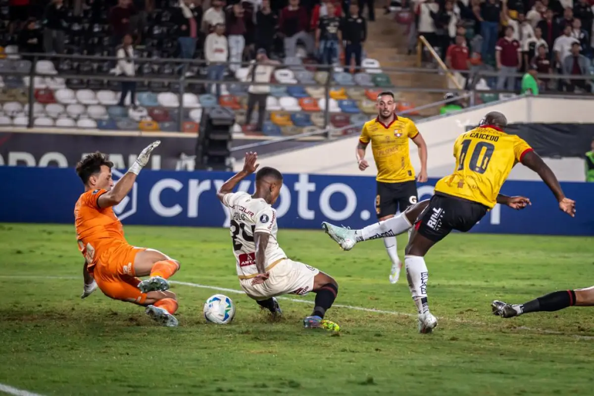 Barcelona perdió con Universitario de Deportes en Perú