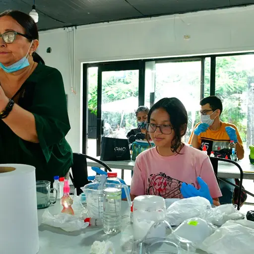 Ciudadanos aprenden nuevas habilidades en talleres gratuitos que se realizan en Plaza Guayarte