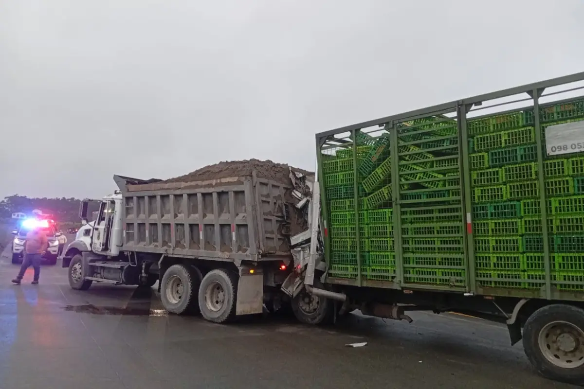 Conductor fallece tras accidente entre camión y volqueta en la vía La Concordia – Santo Domingo