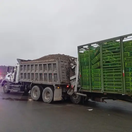 Conductor fallece tras accidente entre camión y volqueta en la vía La Concordia – Santo Domingo