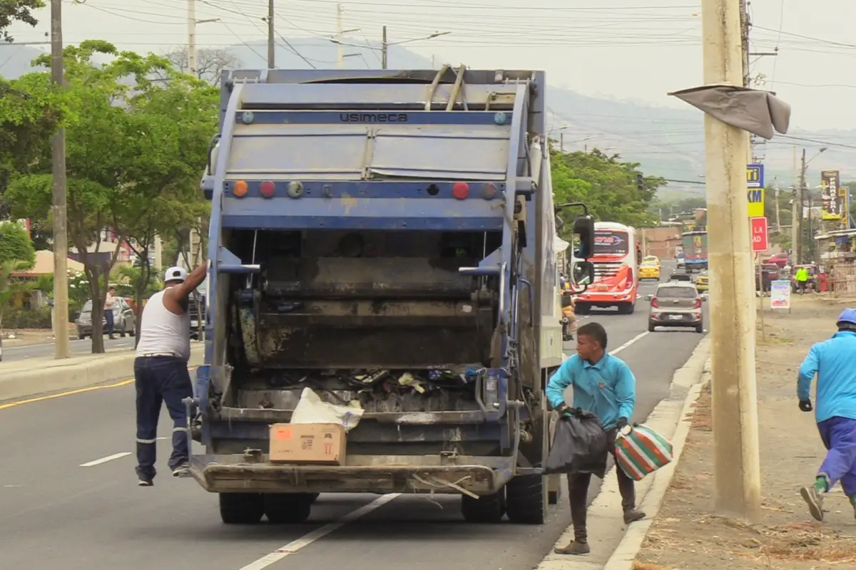 Nuevos carros recolectores de basura llegarán a Portoviejo en 45 Días, anuncia Alcalde