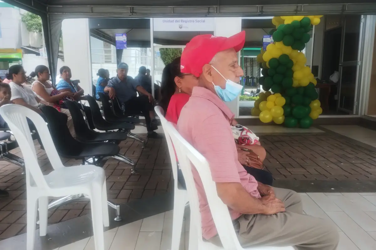 Personas esperando para registrarse en la ventanilla de 24 de Mayo.