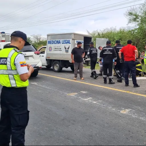 Hombre muere tras accidentarse en su camioneta en la vía Manta - Rocafuerte