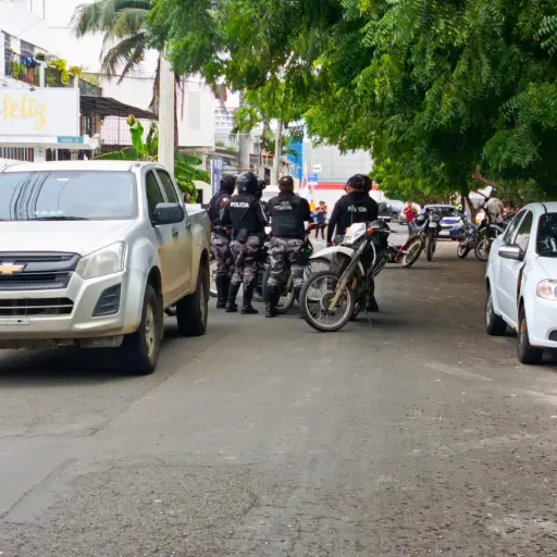 Sacapintas al acecho en los alrededores del centro comercial Mall del Pacífico, en Manta